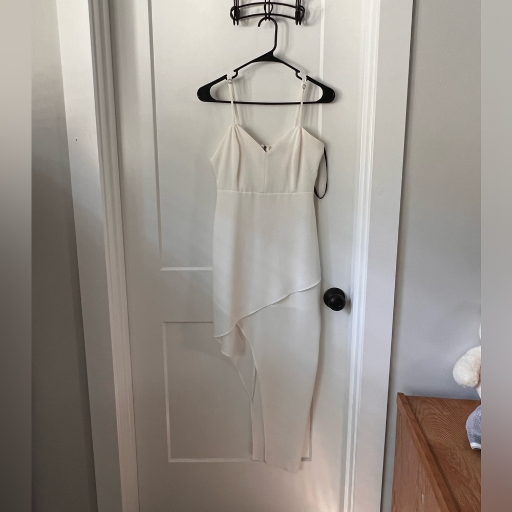 Cream style wedding gown. Purchased from Macys. Worn once in good condition